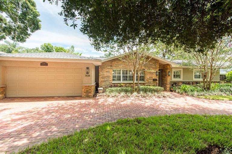 Photo 1 of 25 - 1438 45th Ave N, Saint Petersburg, FL 33703