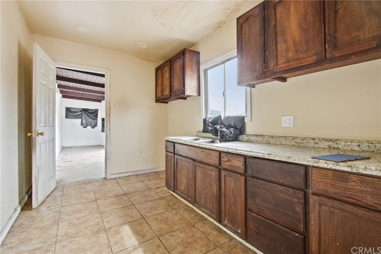 Photo 6 of 18 - 226 E 88th Pl, Los Angeles, CA 90003