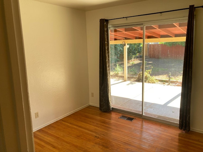 Photo 13 of 22 - 10463 Malaga Way, Rancho Cordova, CA 95670