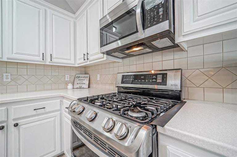 Photo 9 of 19 - 5023 Misty Ln, Pasadena, TX 77505