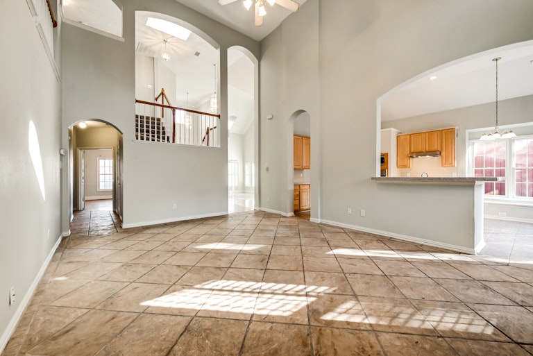 Photo 11 of 31 - 3612 Amber Hills Dr, Dallas, TX 75287