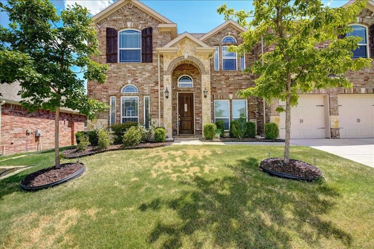 Photo 1 of 40 - 6413 Glenwick Dr, Fort Worth, TX 76123