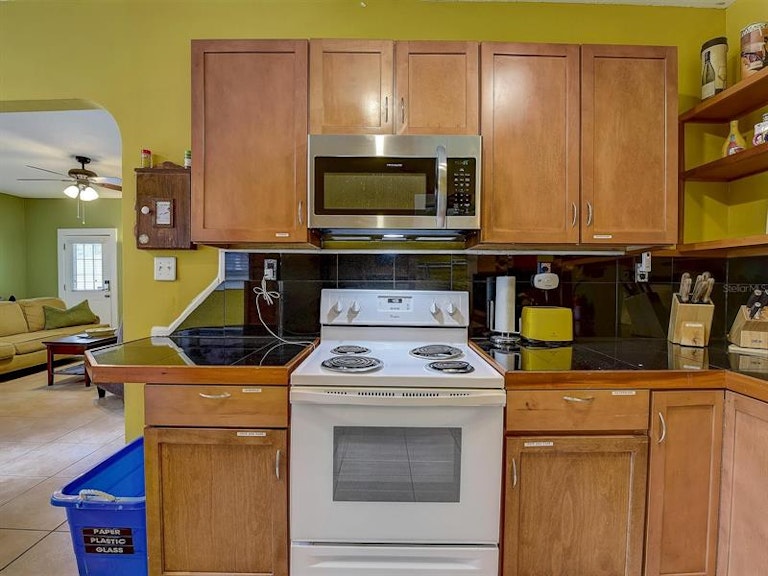 Photo 17 of 42 - 2010 Burlington Ave N, Saint Petersburg, FL 33713