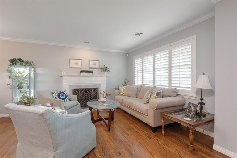 Photo 4 of 26 - 5738 Stanford Ave, Dallas, TX 75209