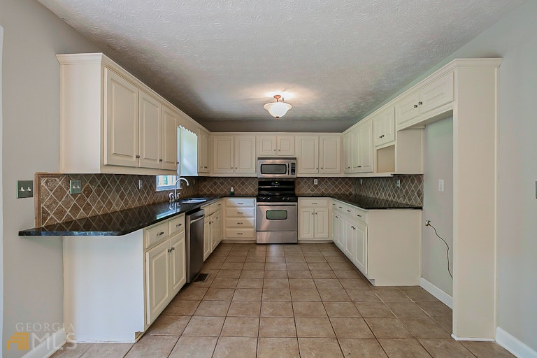 Photo 5 of 26 - 4695 Brandon Acres Ln, Buford, GA 30519