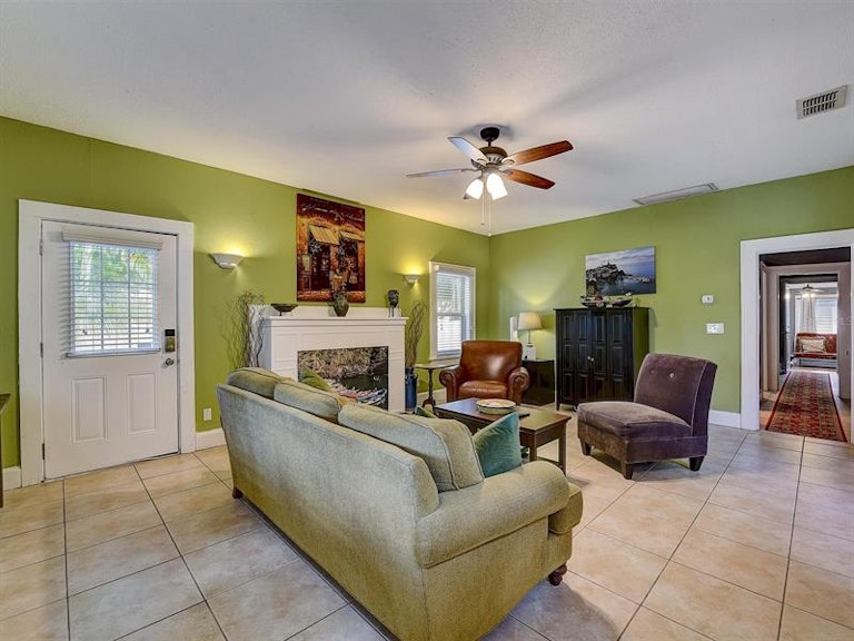 Photo 8 of 42 - 2010 Burlington Ave N, Saint Petersburg, FL 33713