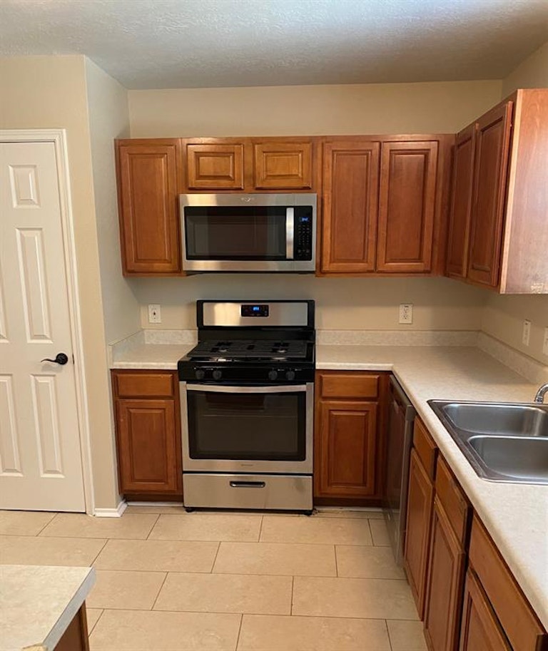 Photo 3 of 11 - 1027 Willow West Dr, Houston, TX 77073