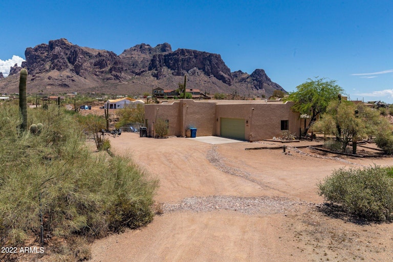 Photo 2 of 48 - 4965 E Reavis St, Apache Junction, AZ 85119