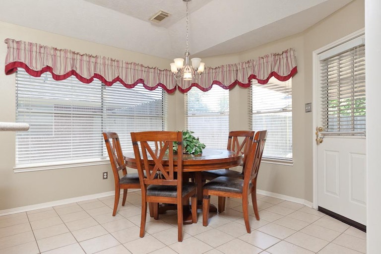 Photo 9 of 17 - 2916 Cambridge Circus, Pearland, TX 77581