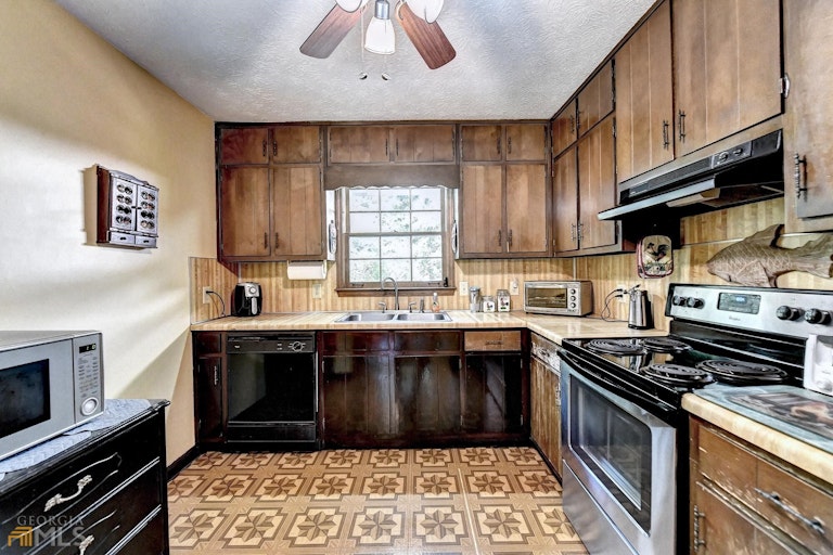 Photo 15 of 39 - 3371 San Antonio Dr, Snellville, GA 30039