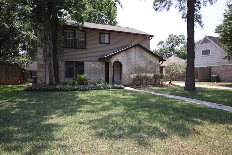 Photo 3 of 31 - 7507 Renmark Ln, Houston, TX 77070