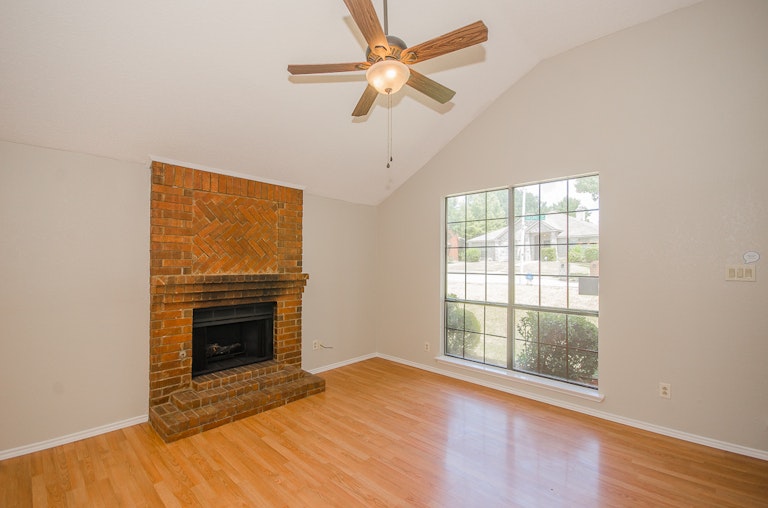Photo 13 of 29 - 6205 Sasaki Way, Garland, TX 75043