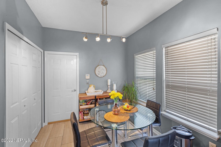 Photo 5 of 40 - 6304 Pendragon Pl, Jacksonville, FL 32258