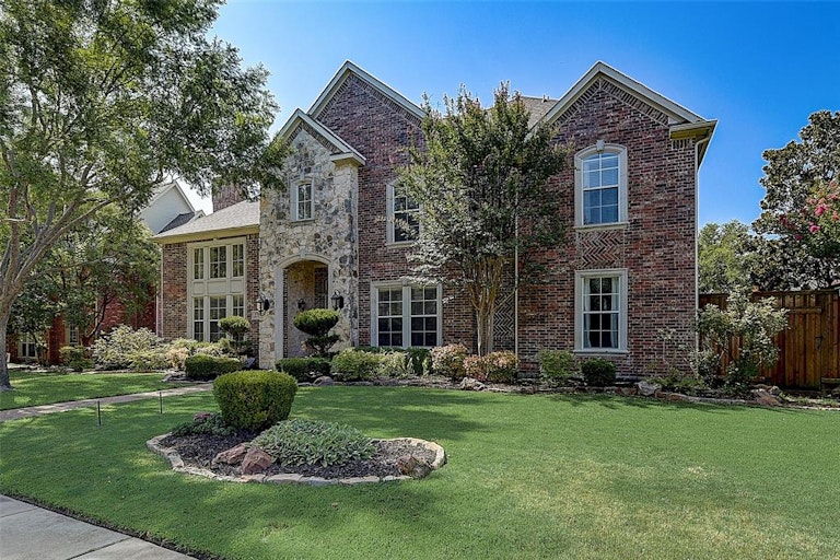 Photo 2 of 40 - 5712 Arrow Point Dr, Plano, TX 75093