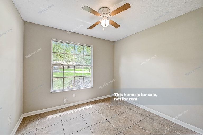 Photo 32 of 38 - 6382 Johnnie Cir W, Jacksonville, FL 32244