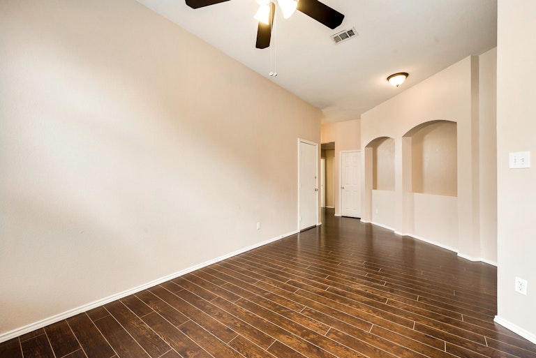 Photo 14 of 26 - 5524 Lawnsberry Dr, Fort Worth, TX 76137