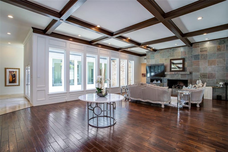 Photo 5 of 27 - 6015 Twin Coves St, Dallas, TX 75248