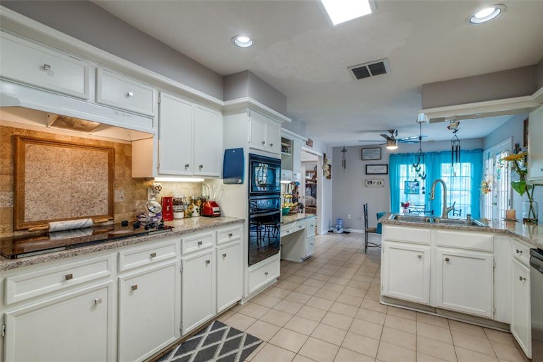 Photo 18 of 36 - 18303 Running Vine Ln, Spring, TX 77379