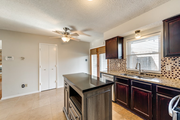 Photo 9 of 27 - 1113 Sicily Dr, Garland, TX 75040