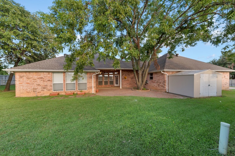 Photo 6 of 35 - 8800 Thorndale Ct, North Richland Hills, TX 76182