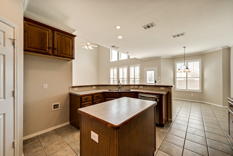 Photo 8 of 29 - 4102 Windy Meadow Dr, Corinth, TX 76208
