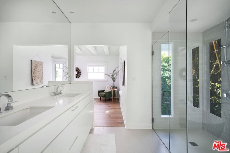 Photo 13 of 20 - 241 Windward Ave, Venice, CA 90291