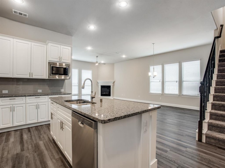 Photo 5 of 12 - 12750 Royal Oaks Ln, Dallas, TX 75234
