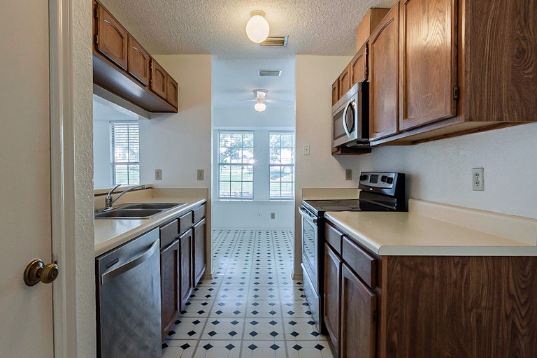 Photo 4 of 22 - 2506 High Hollow Dr, Garland, TX 75041