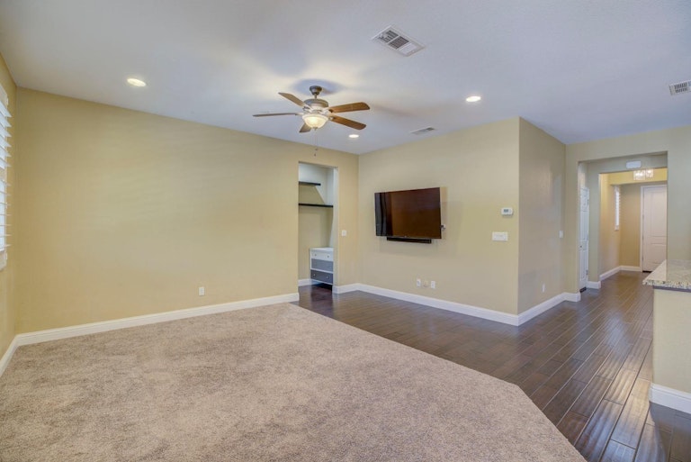 Photo 10 of 35 - 4848 Ammolite Way, Elk Grove, CA 95757