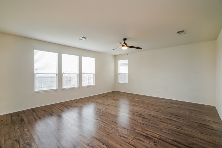 Photo 12 of 27 - 4213 Gale Mdws, New Braunfels, TX 78130