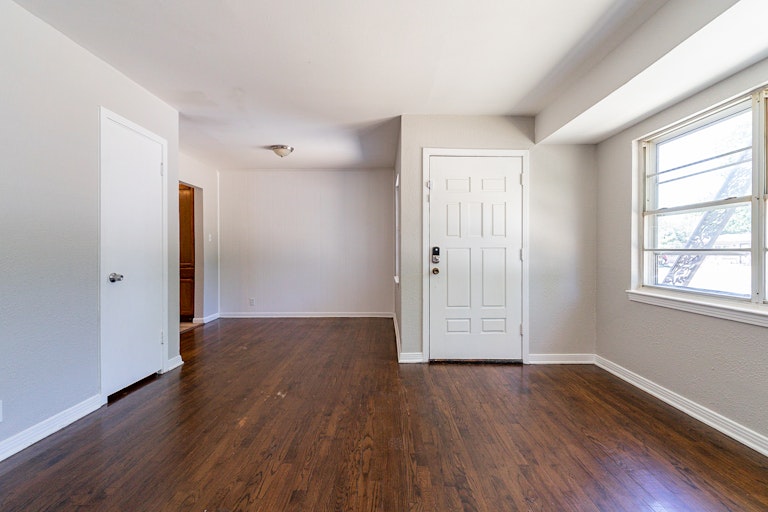 Photo 16 of 25 - 11740 Fernald Ave, Dallas, TX 75218