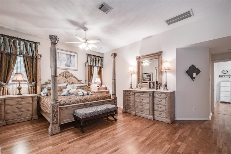 Photo 27 of 50 - 13215 Windy Oaks St, Beach City, TX 77523