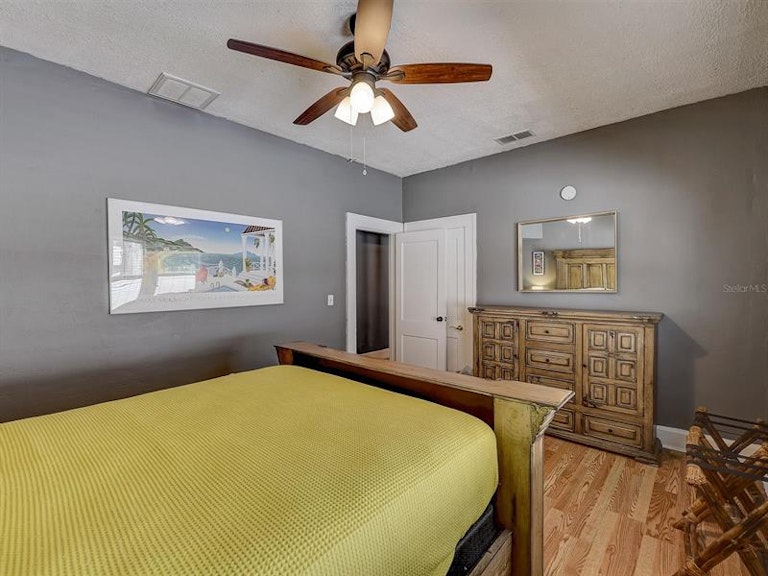 Photo 22 of 42 - 2010 Burlington Ave N, Saint Petersburg, FL 33713