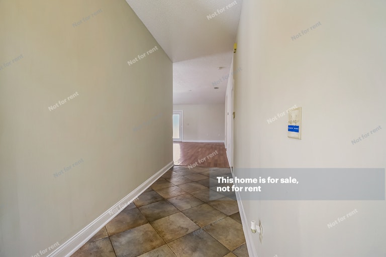 Photo 15 of 30 - 574 Chancellor Dr W, Jacksonville, FL 32225