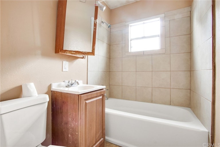 Photo 12 of 18 - 226 E 88th Pl, Los Angeles, CA 90003