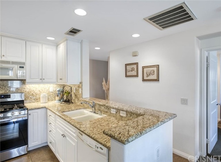 Photo 4 of 26 - 19326 Opal Ln #326, Santa Clarita, CA 91350