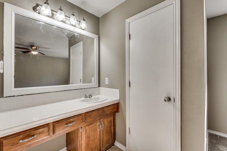 Photo 12 of 19 - 2117 Lea Meadow Cir, Corinth, TX 76208