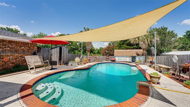 Photo 28 of 33 - 505 Newcastle Dr, Desoto, TX 75115