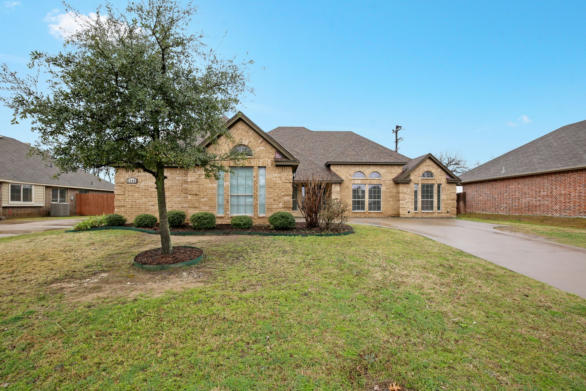 Photo 1 of 25 - 1105 Willow Crest Dr, Midlothian, TX 76065