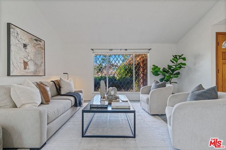 Photo 11 of 40 - 20740 Tulsa St, Chatsworth, CA 91311
