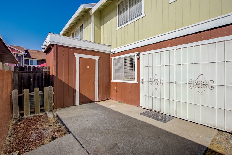 Photo 9 of 39 - 7572 Burgoyne Ln, Sacramento, CA 95823