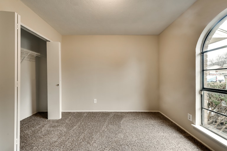 Photo 17 of 27 - 7302 Christie Ln, Dallas, TX 75249