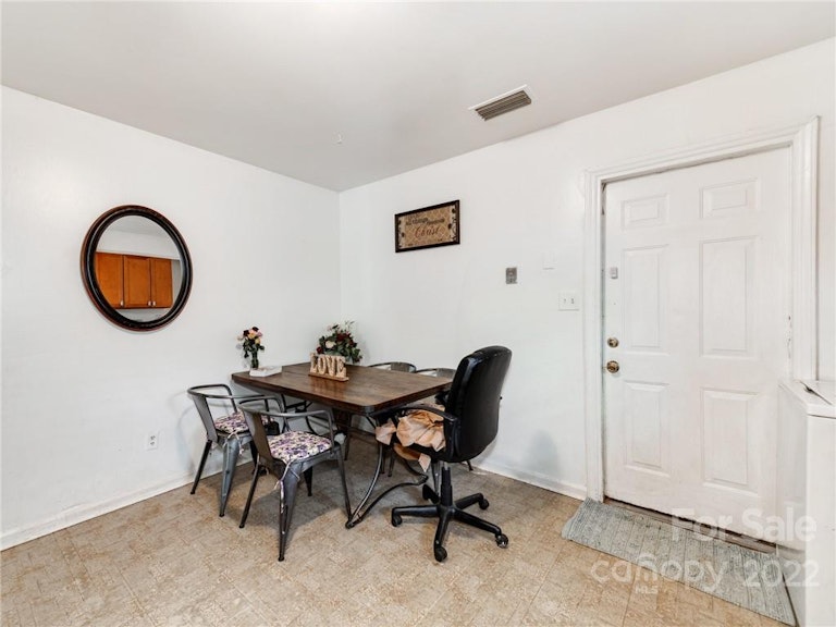 Photo 10 of 24 - 609 Fawnbrook Ln, Charlotte, NC 28217