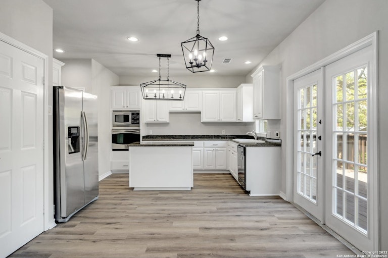 Photo 10 of 32 - 16218 Robinwood Ln, San Antonio, TX 78248