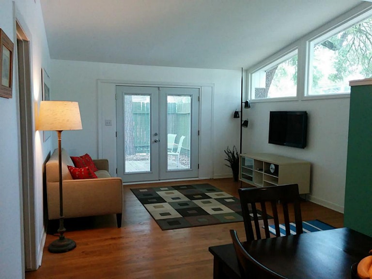 Photo 3 of 30 - 6326 Roos Rd, Houston, TX 77074