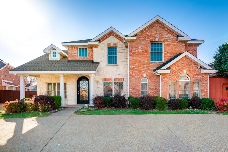 Photo 1 of 31 - 3612 Amber Hills Dr, Dallas, TX 75287