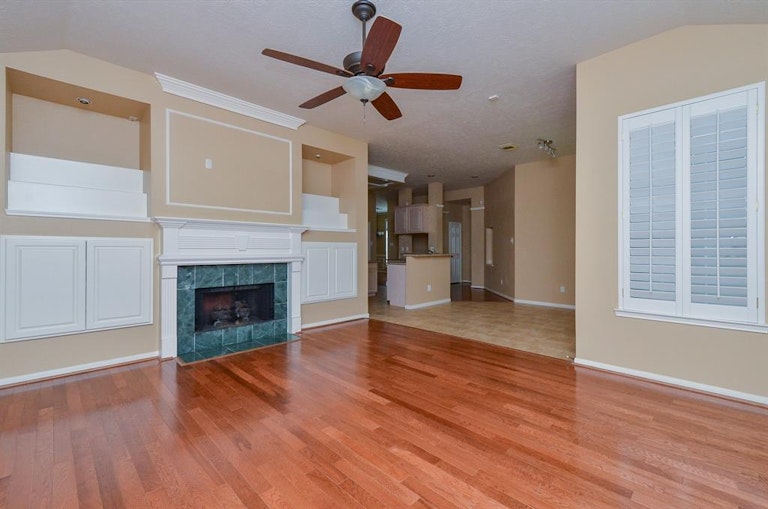Photo 13 of 27 - 8227 Summer Reef Dr, Houston, TX 77095