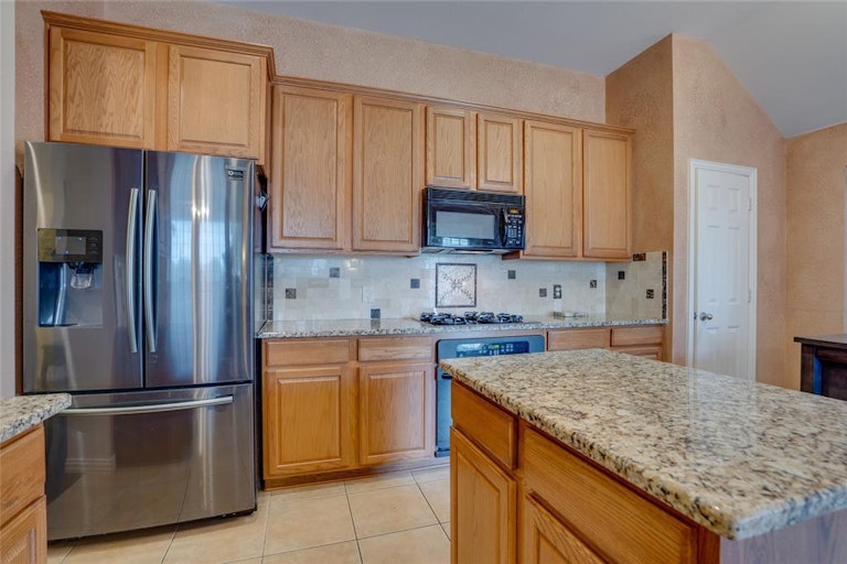 Photo 13 of 33 - 2445 Marble Canyon Dr, Little Elm, TX 75068