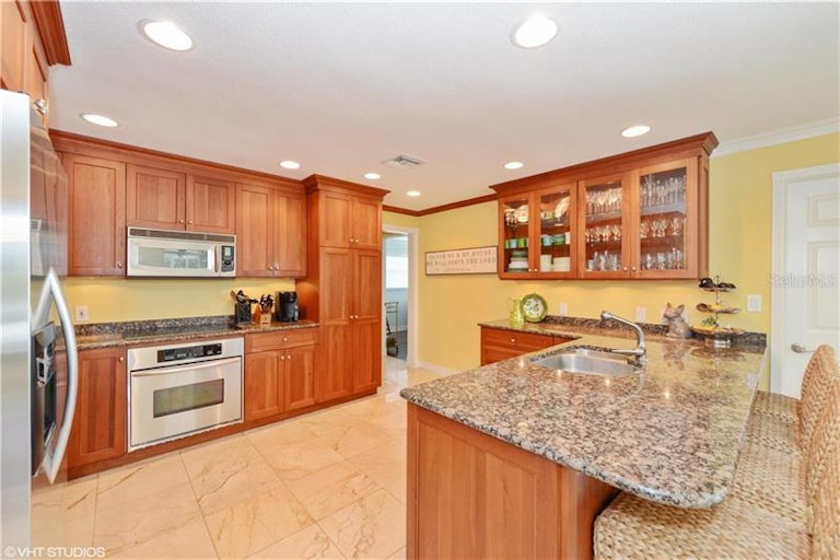Photo 5 of 16 - 6332 Tanglewood Dr NE, Saint Petersburg, FL 33702