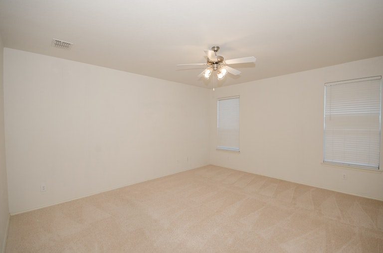 Photo 17 of 30 - 905 Crockett Dr, Lavon, TX 75166